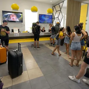 Albergue The Hive Party